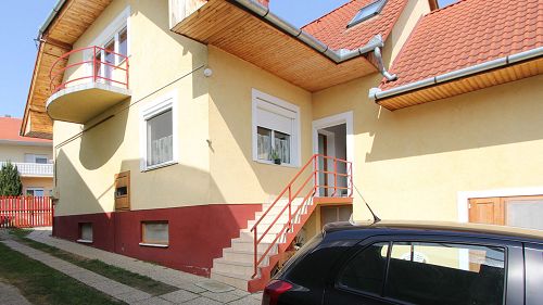 Hévízi ingatlan.  Szobakiadásra alkalmas családi ház külön apartmannal Hévízen eladó.