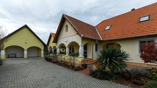 Tradicionális stílus.  Újszerű, kifogástalan állapotban lévő családi ház csendes környezetben eladó.