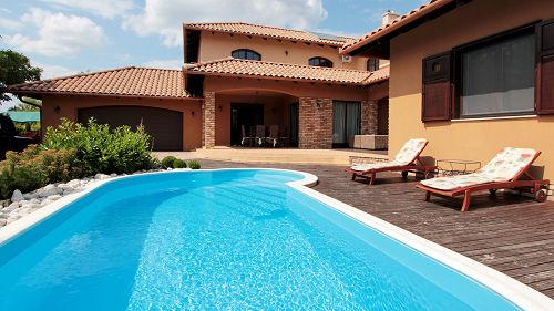 Csendes mellékutcában, mediterrán típusú balatoni villa eladó
