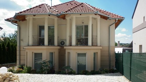 Kiváló minőségű és kivitelezésű, mindent igényt kielégítő exklúzív családi ház Hévízen. A luxusingatlan teljes berendezéssel együtt eladó.