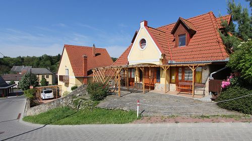 Hévíz rohamosan fejlődő városnegyedében, Egregyen üzlethelyiségekkel és étteremmel eladó ez a nagyon igényesen felújított családi ház, amely teljes berendezéssel kerül értékesítésre. 