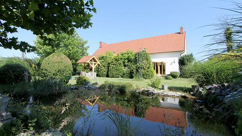 Diszkrét ingatlan.  Kehidakustányban, a termálfürdő és a zalacsányi Zala Springs golfpálya közelében eladó ez a gyönyörű kúria 3000 m2-es, parkosított telken.