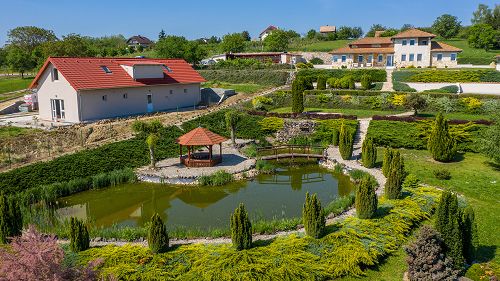 Panorámás, Diszkrét ingatlan.  Hévíz közelében, festői környezetben Balatonra örök panorámával rendelkező ingatlan eladó.