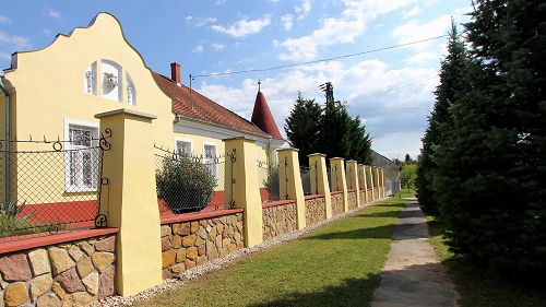 Üzleti lehetőségek, Tradicionális stílus.  Sümeg és Sárvár közötti, csendes és nyugodt településen található az ingatlan. 
1925-ben épült a kúria, amit 2013-ban teljesen, az építéskori hagyományoknak megfelelően, korhűen felújítottak.