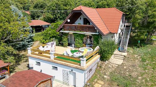 Panorámás, Diszkrét ingatlan.  Reziben található ingatlan, páratlan kilátással Hévízre, eladó.