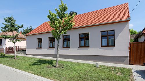 Hévízi ingatlan, Üzleti lehetőségek, Tradicionális stílus.  Hévíz első iskolájának épülete teljes körűen felújításra került (tető, szigetelés, burkolatok). 
