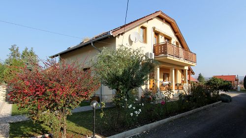  A Balatontól 17 km-re karbantartott családi ház eladó.