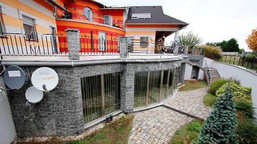 Amennyiben egy igazán exkluzív és egyedülálló ingatlant
keres a Balaton déli partján, ezt mindenképp látnia kell!