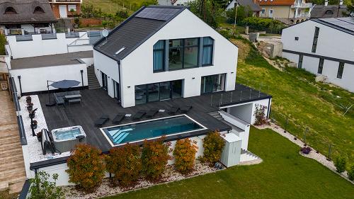 Aussicht, Immobilien am Balaton.  Die wunderschöne, stilvolle Immobilie von hoher Qualität, mit ewigem Panorama ist am Nordufer vom Plattensee zu verkaufen.