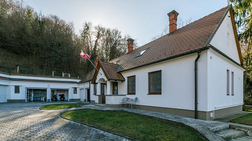Diszkrét ingatlan, Tradicionális stílus.  Eladó Zala megye egyik legszebb birtoka.