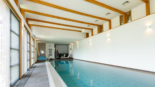 Diszkrét ingatlan.  Elegáns, luxus villa természetközeli környezetben, beltéri wellness-résszel eladó!