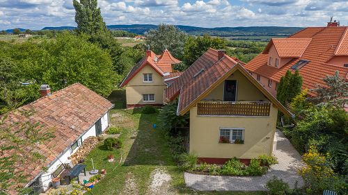 Panorámás.  Tágas családi ház nagy telekkel és medencével, többfunkciós lehetőségekkel