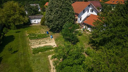  Nemesbük új építésű részén, felújított családi ház eladó. A ház és a hozzá tartozó telek nagyon sok lehetőséget biztosíthat a tulajdonosának.