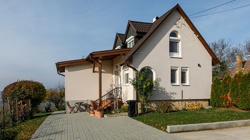 Panorámás.  Reziben, örök panorámával rendelkező családi ház eladó.