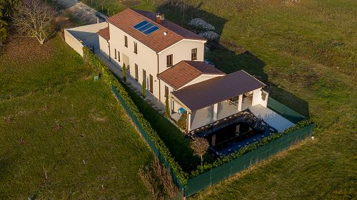 Új építésű, Balatoni ingatlan, Diszkrét ingatlan.  Gyenesdiáson magas minőségű, csendes környezetben családi ház eladó.