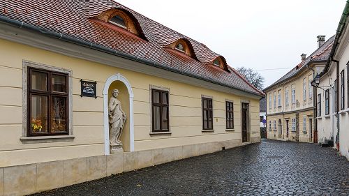 Tradicionális stílus.  Pár percre az osztrák határtól eladó egy igazán különleges, tradicionális ingatlan, amely történelem részét képezi.