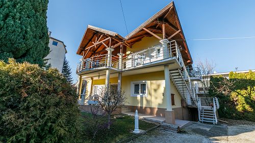 Hévízi ingatlan, Üzleti lehetőségek.  A termáltó közelében 5 szobás panzió garázzsal és pincével eladó.