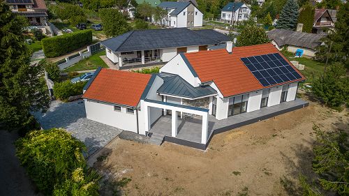 In Vonyarcvashegy ist das neu gebaute Familienhaus von hoher Qualität zu verkaufen.