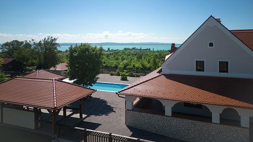 Új építésű, Panorámás, Balatoni ingatlan, Üzleti lehetőségek, Diszkrét ingatlan, Tradicionális stílus.  