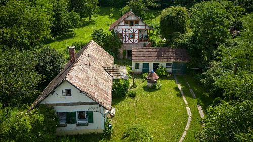  A nagyváros zaja elől elbújni vágyók figyelmébe! Dél-Tiroli stílusú családi ház eladó, csendes kis faluban.