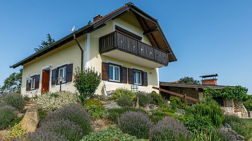 Panorámás.  Alsópáhokon, osztrák tradicionális belsőépítészeti jegyekkel felruházott, örökpanorámával rendelkező családi ház eladó.