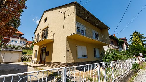 Hévízi ingatlan, Üzleti lehetőségek.  Hévízen, pár perc sétára a belvárostól, két külön bejárattal ellátott család ház eladó.