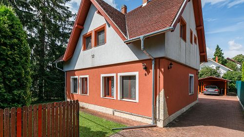 A nice family house is for sale in Balatongyörök, which is suitable for staying here during the whole year.