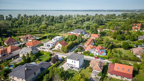 Balatoni ingatlan.  Gyenesdiás alsó részén, pár perc távolságra a Balatontól, igényes családi ház eladó.