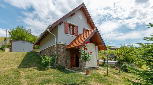 Panorámás.  Tapolcához közel, csendes kis faluban, Lesencetomajon ízlésesen megtervezett és kivitelezett családi ház eladó.