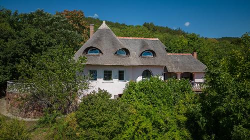 Panorámás, Balatoni ingatlan.  Ez az exkluzív nádfedeles villa az egyike, a Balaton északi oldalán található ingatlanoknak. Egyedülálló, gyönyörű kilátással rendelkezik a Balatonra.