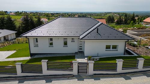 Új építésű, Panorámás.  Cserszegtomaj felső részén, páratlan balatoni kilátással rendelkező családi ház eladó.