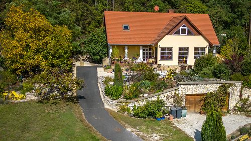 Csodás Balatoni panorámával rendelkező családi ház eladó Gyenesdiáson.