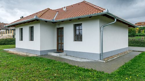 Panorámás.  Csodás, nyugodt környezetben, részben Balatoni panorámával, alacsony havi költségekkel családi ház eladó. A ház alatt egy gyönyörűen kivitelezett borospince található.