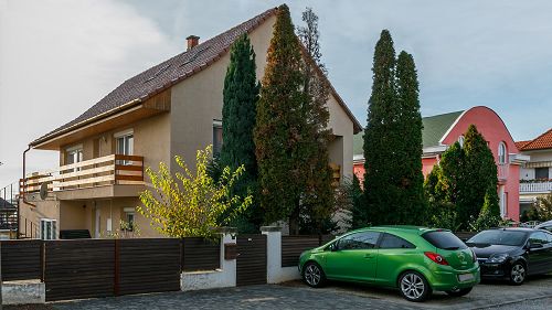 Panorámás.  Hévíz csendes részén, akár szobakiadásra is alkalmas családi ház eladó.