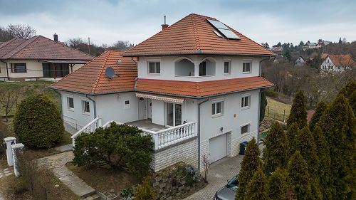 Panorámás.  Hévízhez és Keszthelyhez is csupán csak pár percre autóval, kertvárosias részen sok lehetőséget kínáló, három szintes családi ház eladó.