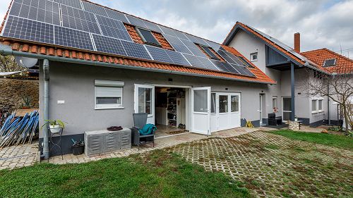  Äußerst preisgünstiges Einfamilienhaus in Alsópáhok zu verkaufen. Das Haus wird durch Sonnenkollektoren auf dem Dach beheizt und mit Strom versorgt.