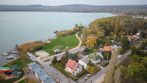 Panorámás, Balatoni ingatlan.  Csodálatos víz közeli, Balaton-parti ingatlan eladó.