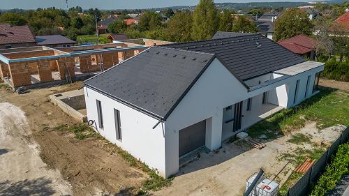 In Gyenesdiás steht das neu gebaute, hochwertige Einfamilienhaus mit allen Möbelstücken und mit kompletter Einrichtungen zum Verkauf. 