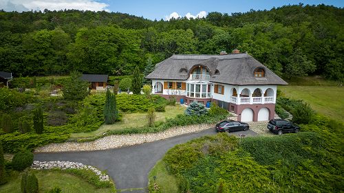 Aussicht, Immobilien am Balaton.  Das Familienhaus mit ewigem Panorama auf den Plattensee ist zu verkaufen.