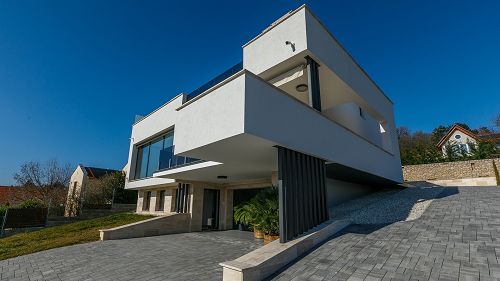 Új építésű, Panorámás, Balatoni ingatlan.  Számos igényt kielégítő, balatoni örök panorámával rendelkező luxusingatlan eladó. 
Kérném, bővebb információért vegye fel a kapcsolatot értékesítő kollégáinkkal!