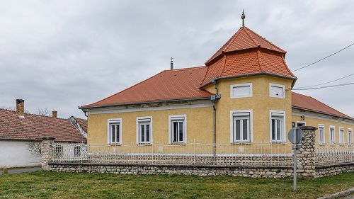 Sogar mehrere Möglichkeiten bietendes Familienhaus - als ausgezeichnete Basis für Renovierung - ist zu verkaufen.