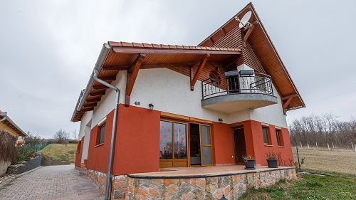 Panorámás, Diszkrét ingatlan.  Hévíz szomszédságában, csendes utcában, harmóniát árasztó családi ház eladó.
