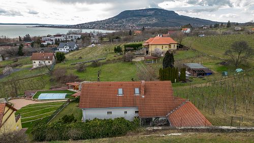 Panorámás, Balatoni ingatlan.  Gyönyörű panorámával rendelkező, felújításra szoruló hétvégi ház eladó a Balaton északi részén.