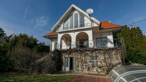 Panorámás, Balatoni ingatlan, Diszkrét ingatlan.  Balaton-közeli medencés, panorámás ház attraktív környezetben, privát szférával eladó.