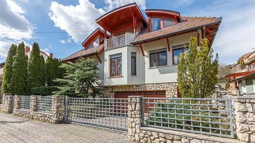 Panorámás, Hévízi ingatlan.  Eladó egy kiváló minőségben épült luxus ingatlan. Központi elhelyezkedése miatt minden fontos intézmény és szolgáltatás könnyen megközelíthető, akár gyalogosan is.

