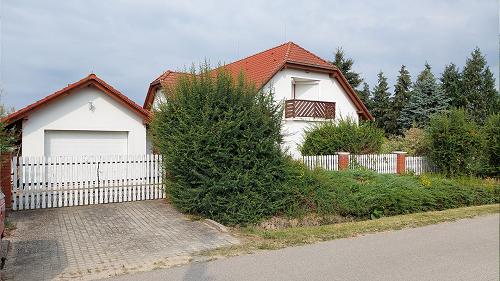 Balatoni ingatlan.  Balatonberény kedvelt, nyugodt környékén családi ház eladó. Az épület jellegéből adódóan nyaralónak,vagy befektetésnek is kiváló.