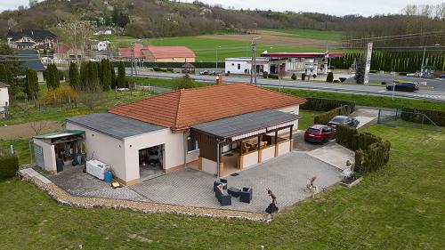 In der Hügellandschaft vom Komitat Zala ist das ständig gewartete Familienhaus mit kompletter Einrichtung und allen Ausrüstungen zu verkaufen.