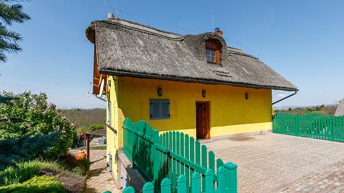 Panorámás, Balatoni ingatlan.  Eladó egy lenyűgöző balatoni panorámával rendelkező, nyaralónak vagy hosszú távú lakhatásra is alkalmas családi ház, amely mindig figyelemmel volt karbantartva.