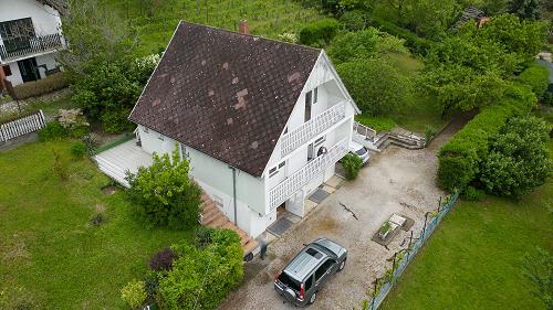 Panorámás, Balatoni ingatlan.  Gyenesdiás csendes utcájában, közel az erdőhöz, örök balatoni panorámás családi ház eladó.