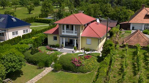 Panorámás, Balatoni ingatlan.  Eladó egy impozáns kerttel rendelkező, folyamatosan karbantartott és megóvott családi ház közel a Balatonhoz.